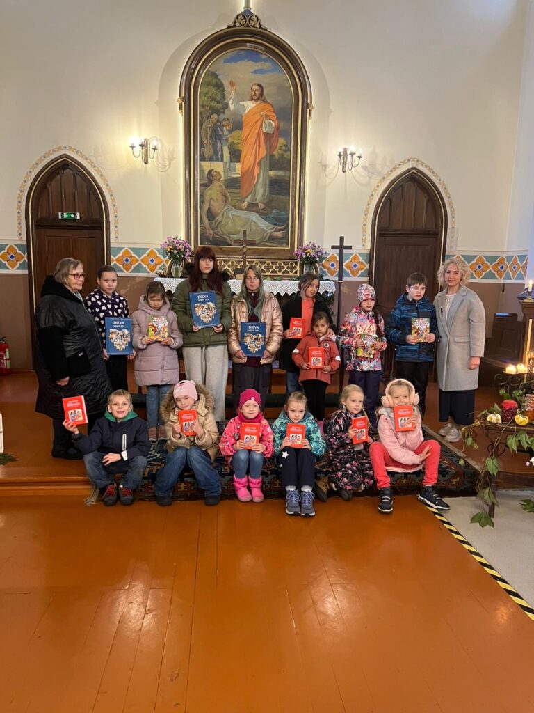Svētdienas skolas jaunā mācību gada sākums pļaujas svētkos Ķameru baznīcā.